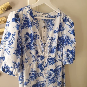 Klänning - Klänning i nyskick med lappen kvar. Från Kappahl, nypris var 599,- Superfin verkligen men kommer tyvärr inte till användning. 