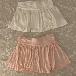 Minikjolar - Båda är i storlek S nyskick, dåligt ljus tyvärr, från Nelly, använda Max 2 gånger, säljes tillsammans 