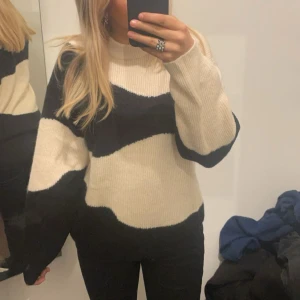 mönstrad stickad tröja - Väl använd men i fint skick!