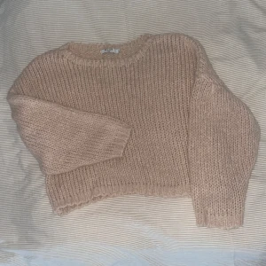 Stickad tröja - Mysig tröja i en ljus ”smutsrosa” färg  Är i storlek L men passar mig som brukar ha S/M
