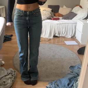 Jeans - Gammla jeans som är lite baggy och större nedtill men ändå midwaist, köpta ifrån weekday!