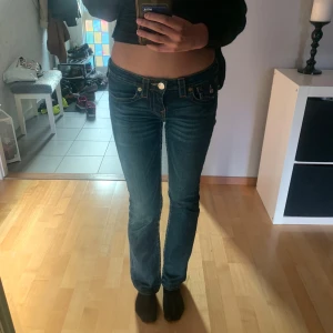 True religion jeans - Midjemått 35 cm och innerbenslängd 79 cm. Bra skick, lappen där bak är lite lös. Säljer då dem är för stora 