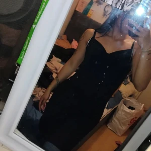 Svart klänning med diamant band  - Formar sig såä fint efter kroppen och går ner tlll knäna på mkg som är 162 lång. Diamamt bandem gör allt Passar xs-s 