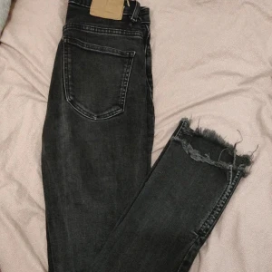 Gråa bootcut med slits - Storlek 34, köptra från zara 