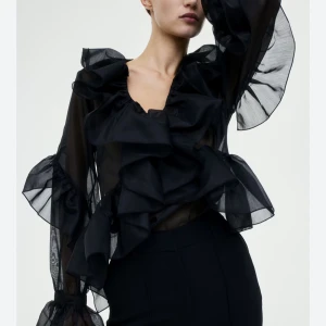 Blus  - Säljer denna superfina blus från hm då den inte kommer till användning något, passar bra till flera olika tillfällen och i superbra skick🩷, kom privat för fler frågor!!🩷🙌🏼