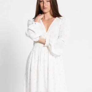 vit klänning med blommor  - säljer min vita klänning med små blommor på då den aldrig kom till användning, prislappen sitter kvar på plagget, köpte för 200 men säljer för 100. Skriv privat för mer bilder💗