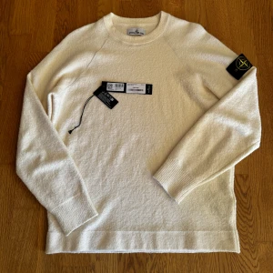 stone island stickad tröja - En vit Stone island stickad tröja, helt oanvänd, köpt på Très bien i Malmö för 1900 kr, kvitto finns, storlek M