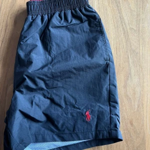 Ralph Lauren bad byxor - Säljer dessa svarta Ralph Laurent badbyxorna i storlek M då det sitter väldigt smått på mig. Obs det är helt nya och enbart provade en gång