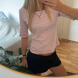 Trekvarts rosa tröja - Super söt vit randig Trekvarts tröja ifrån espirit. Den är i bra skick❤️priset går såklart att diskutera 🥰