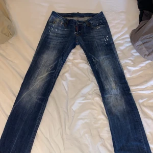 Dsquared 2 jeans  - Säljer dessa jeans pågrund av att jag köpte dom här på Plick för någon vecka sedan men dom var tyvärr för små när dom kom och köpskyddet täckte inte upp för det riktigt fina byxor 