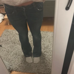 lågmidjade bootcut jeans - midjemått-36 cm  skulle säga att de passar folk med storlek S!  skriv för övriga frågor