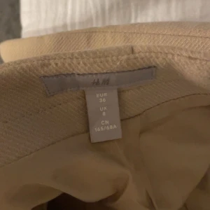Kjol - Säljer gammal kjol från h&m knappt använd och bara tagit plats i garderoben 