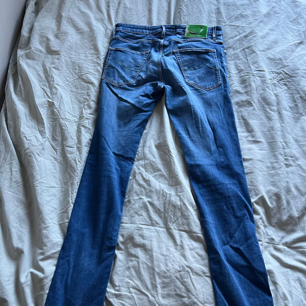 Tjena, säljer nu mina feta Jacob cohen jeans med gröna detaljer i storlek 33, men funkar även för 32 stylen är 696. Lite små defekter på fickan därför säljer jag för billigt pris. Kom Dm för minsta frågan eller funderingen. 🍍🌊. Jeans & Byxor.