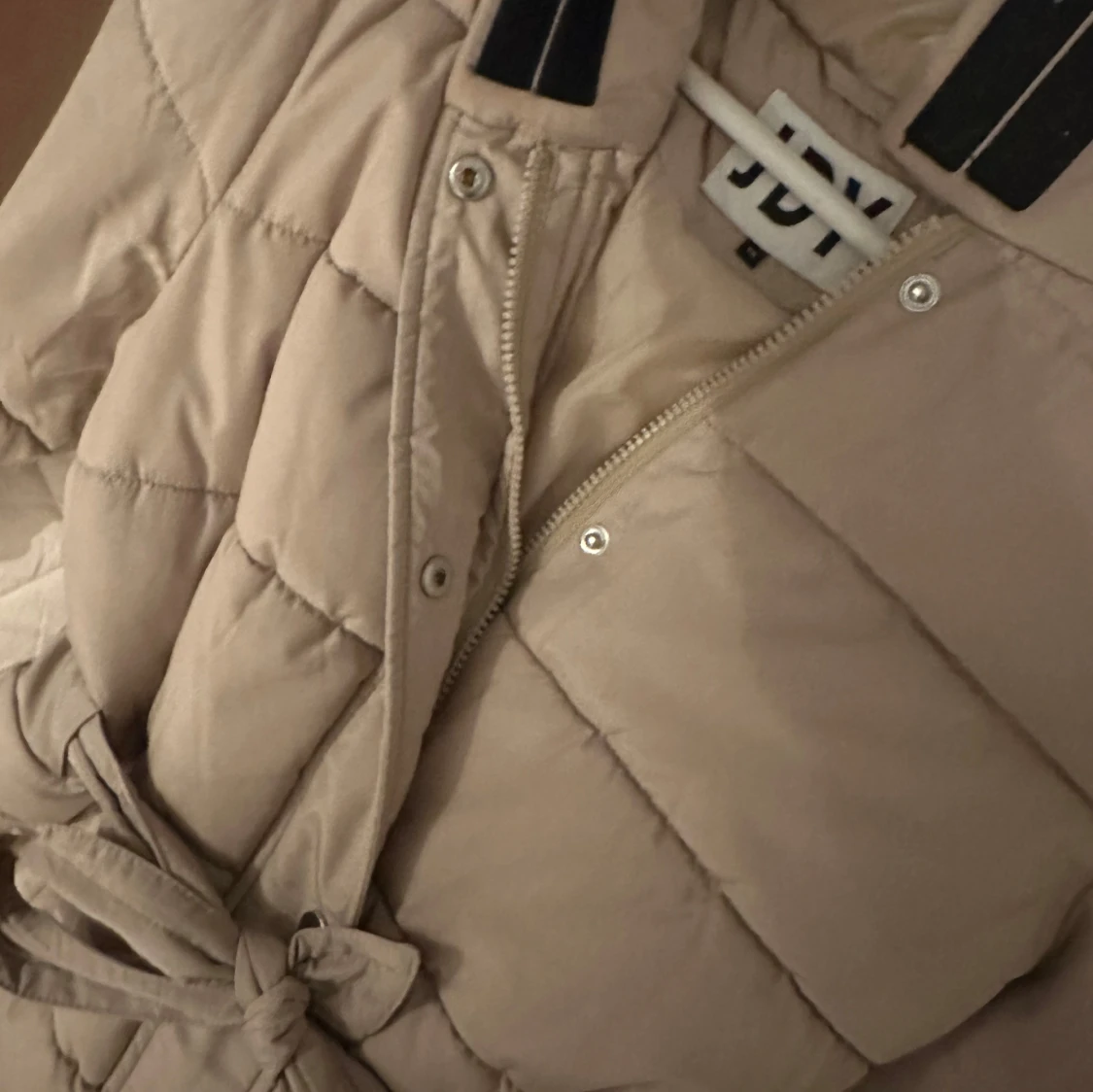 Beige quiltad pufferjacka med bälte - 91