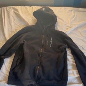 Sail racing zip up - Sail racing zip up bra skick säljer åt en kompis kom privat för mer bilder eller frågor.