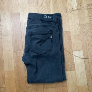 Dondup jeans - Säljer dessa feta dondup i modellen George storlek 35 men passar 32