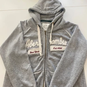 Abercrombie & Fitch - Säljer mammas gamla Abercrombie & Fitch tröja, perfekt nu till hösten🍁 Är storlek XL men passar också L