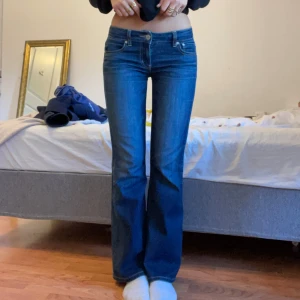 Jeans  - Lågmidjade bootcut jeans från american eagle. Midjemått 37cm, innerbenslängd 78cm😙