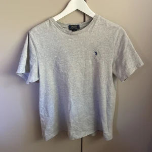 Ralph Lauren t-shirt - Intressekoll på min Ralph lauren t-shirt. Fint skick, sitter som en S💗