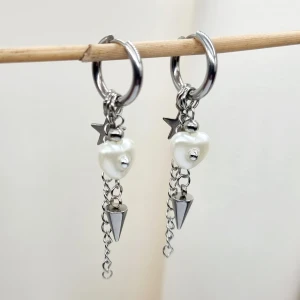 Handgjorda örhangen - Handgjorda örhängen●Följ :@ekjewelryofficial🤲 ● 💎Material- 100% rostfritt stål  och pärlor ●Örhängeskrokar -rostfritt stål. Nickel fri. Längd -5cm. Vattentåliga, ändrar inte färgen! 