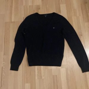 Gant tröja - Riktigt grish tröja nu för hösten🍂🔥 Den har inga defekter eller problem✅ Vid några övriga frågor är det bara att fråga 🙋‍♀️ 🙋‍♂️ och priset går att diskuteras🔥⚜️✌️ 