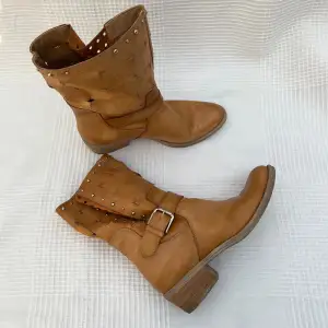 Ankelboots med nitar och spänne från Pie Libre i äkta skinn. Innersula mått: 24,5 cm. Klackhöjd: 4 cm 💞