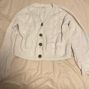  En ljusrosa kofta från H&M -  Säljer en ljusrosa kofta från H&M i storlek 158 / 164 det är en fläck på axeln som inte går bort i tvätten