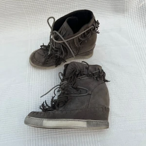 Fransskor - Gråa fransskor med kilklack från Bellamica. Använda men fortfarande bra skick. Innersula mått: ca 25 cm. Klack: ca 10 cm. Total höjd: 20 cm 🩶