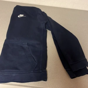 Nike hoodie - Jag säljer den här nike hoodien för att den är för liten för mig 