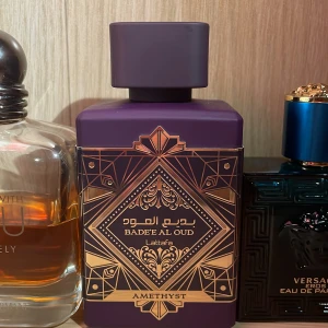 Lattafa bade al oud amthyst  - Ganska ny haft den runt 2 månader runt 90-95 ml kvar av parfymen håller riktigt länge och har haft den i ett kallt ställe 👍🏼luktar riktigt gott men säljer på grund av att jag behöver pengar 👍🏼😁