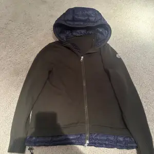 Moncler cardigan hooded. Storlek M. Skick 9/10. Material:merino Ull. Pris 2999kr färg olivgrön!