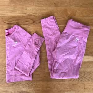 Rosa träningsset Gymshark. Lite missfärgade leggings baktill, borde gå bort i tvätt. Båda delarna i S.