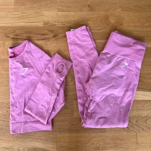 Träningsset Gymshark - Rosa träningsset Gymshark. Lite missfärgade leggings baktill, borde gå bort i tvätt. Båda delarna i S.
