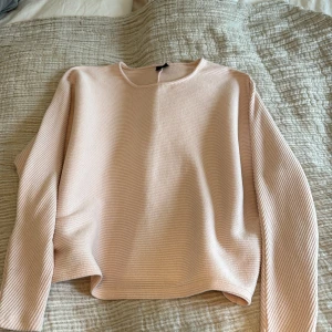 ljuserosa långärmad ribbad tröja  - säljer denna ljusrosa långärmade ribbade tröjan från ginatricot då sen inte kommer till användning. 💕 hör av er vid flera frågor eller funderingar
