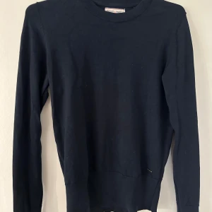 Blå tröja från Holly&whyte - Super snygg blå tröja från Holly&whyte i storlek S  Den är väl använd men finns inga defekter på tröjan💗