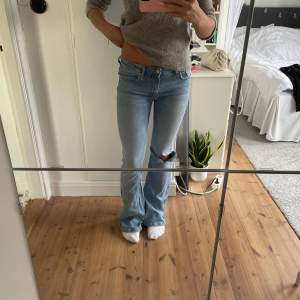 Lågmidjade bootcut jeans, superfint skick inga defekter!💙