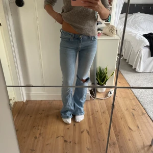 Lågmidjade jeans  - Lågmidjade bootcut jeans, superfint skick inga defekter!💙
