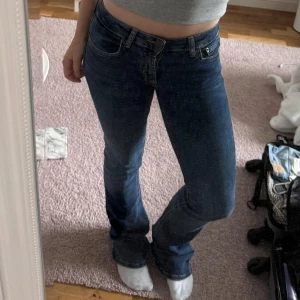 Bootcut jeans - Superfina bootcut jeans från Zara. Nästan aldrig använda och därför inga defekter💕 Alldeles för långa för mig som är 160cm. Skriv om mått eller fler bilder behövs💕💕