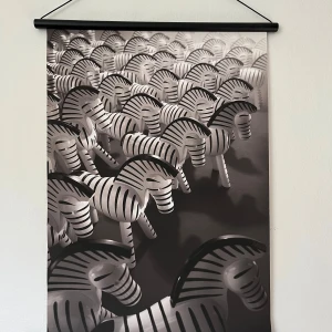 Kay Bojensen - Storlek print: 40x56 cm Storlek print+list: 59x43,6 cm Färg på list: Svart Material: Canvas 100% bomull, eklist