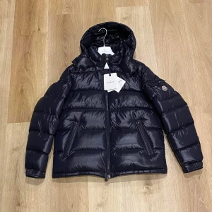  Ny jacka - Jag säljer en Moncler-jacka till ett mycket attraktivt pris. Tveka inte att kontakta mig om du gillar jackan