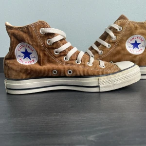 Bruna manchester Converse All Star - Säljer ett par snygga bruna Converse i manchester. 🔥💯