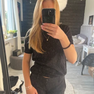 finstickad tröja  - Fin stickad tröja från Lindex. Som ny, inga noppror. Köpt för 300 kr.