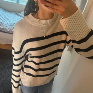 Randig stickad tröja - Superfin stickad tröja från Gina Tricot!💕den är endast använd ett fåtal gånger så den har inga skavanker🌸 Storlek XS men skulle säkert passa S också💫 💕Nypris 399kr💕