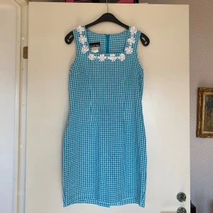 Gullig retroklänning - Uppskattar storlek till S-M✨ Skriv för mått