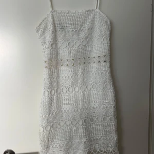 Vit mini klänning  - Vit broderad miniklänning, nyskick!!