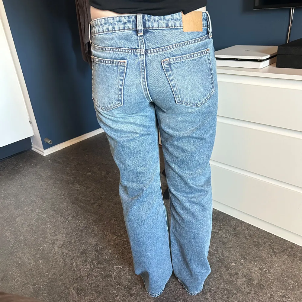 Säljer ett par snygga blå jeans från Weekday i modellen Arrow Low Straight. De är helt oanvända så i nyskick. Storlek 34. Jeans & Byxor.