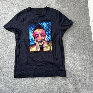 Limitato t-shirt  - Storlek S/M. Skick 8/10. Nypris 1299 kr.