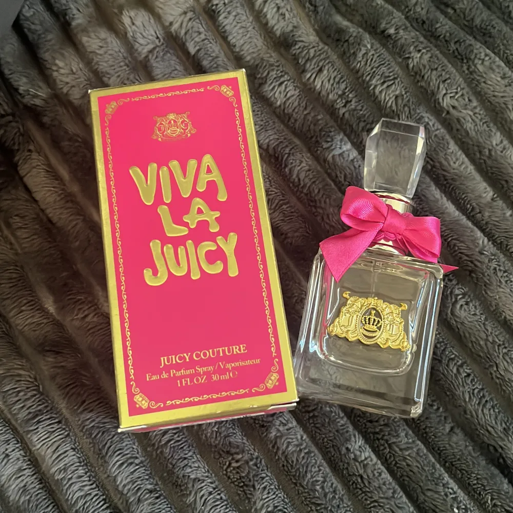 säljer min viva la juicy parfym då jag inte använder den längre. lite mer än hälften är kvar. säljer den för 349kr. Skönhet.