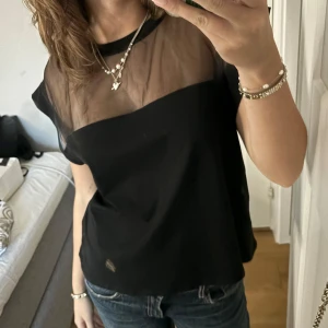 Fest topp - Super snygg fest topp från zara. T-shirt med mesh över bröstet. Använd få gånger, inga tecken på slutning.