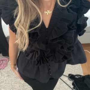 SUPERSNYGG BLUS - SUPERSNYGG helt slutsåld blus från märket YAS, storlek s, köpt för 900 kr, fint skick använd två ggr🩷🩷🩷!!